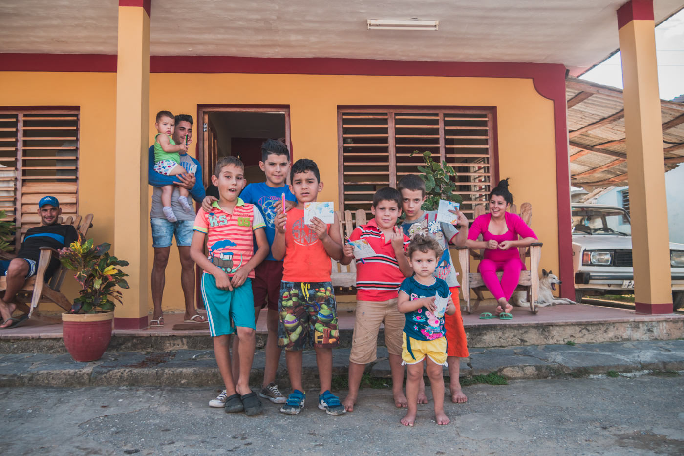 Kinder auf Kuba mit dem Explainora Malbuch
