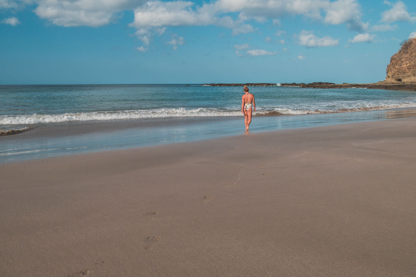 Julia an einem einsamen Strand in Nicaragua