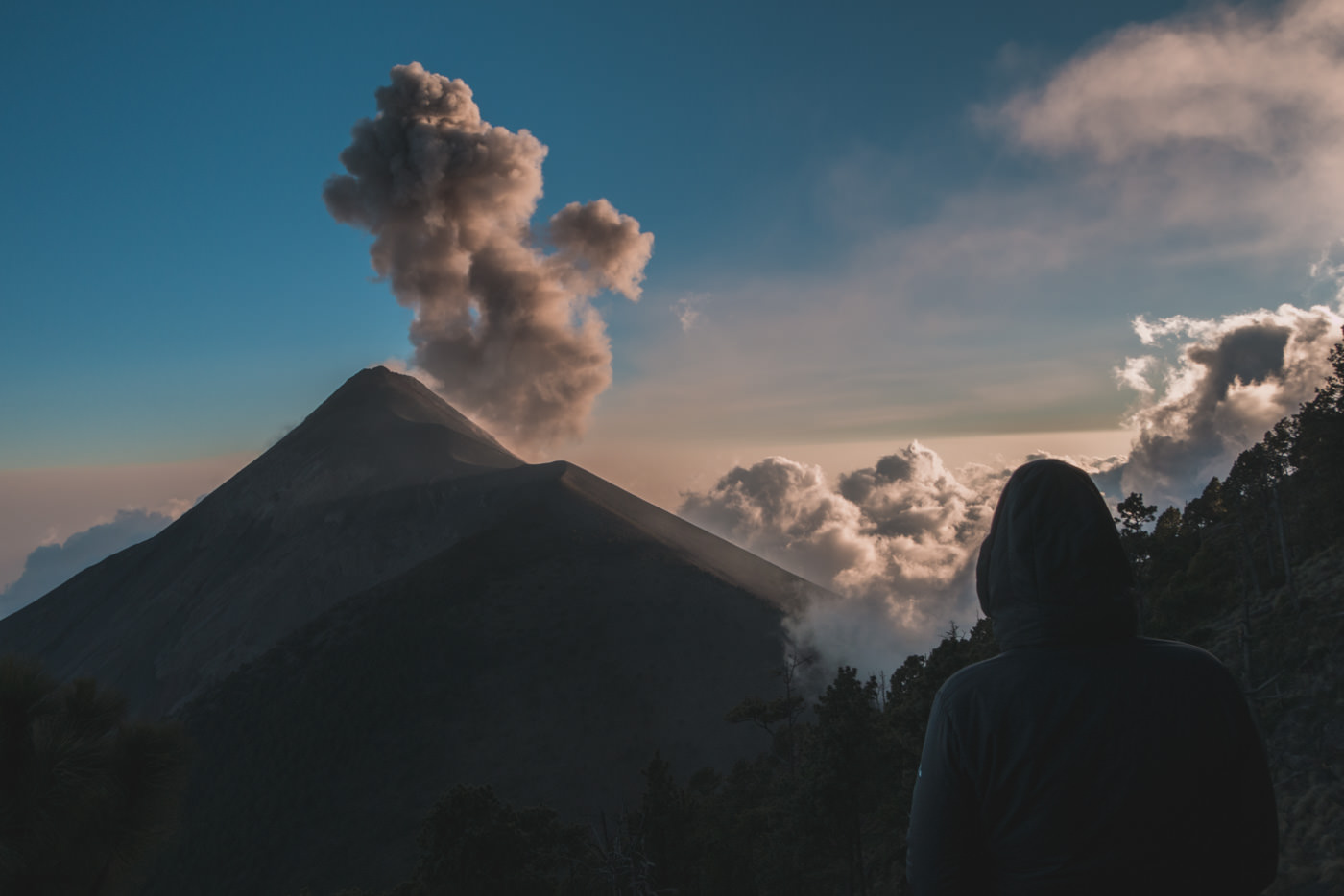 Vulkan Fuego bricht während der Abenddämmerung aus
