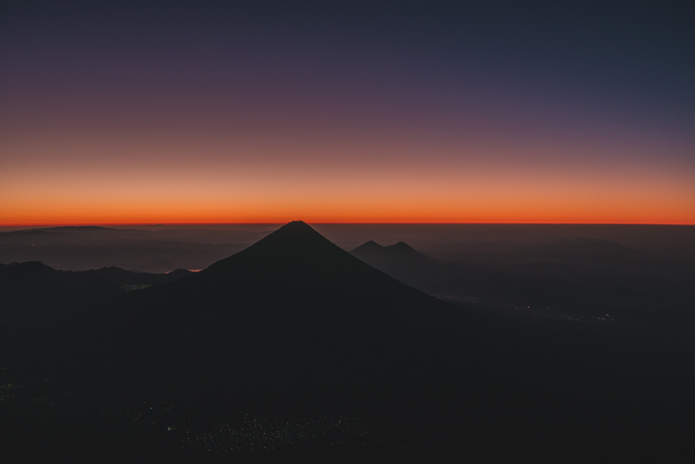 Blick vom Acatenango auf den Fuego während des Sonnenaufgangs