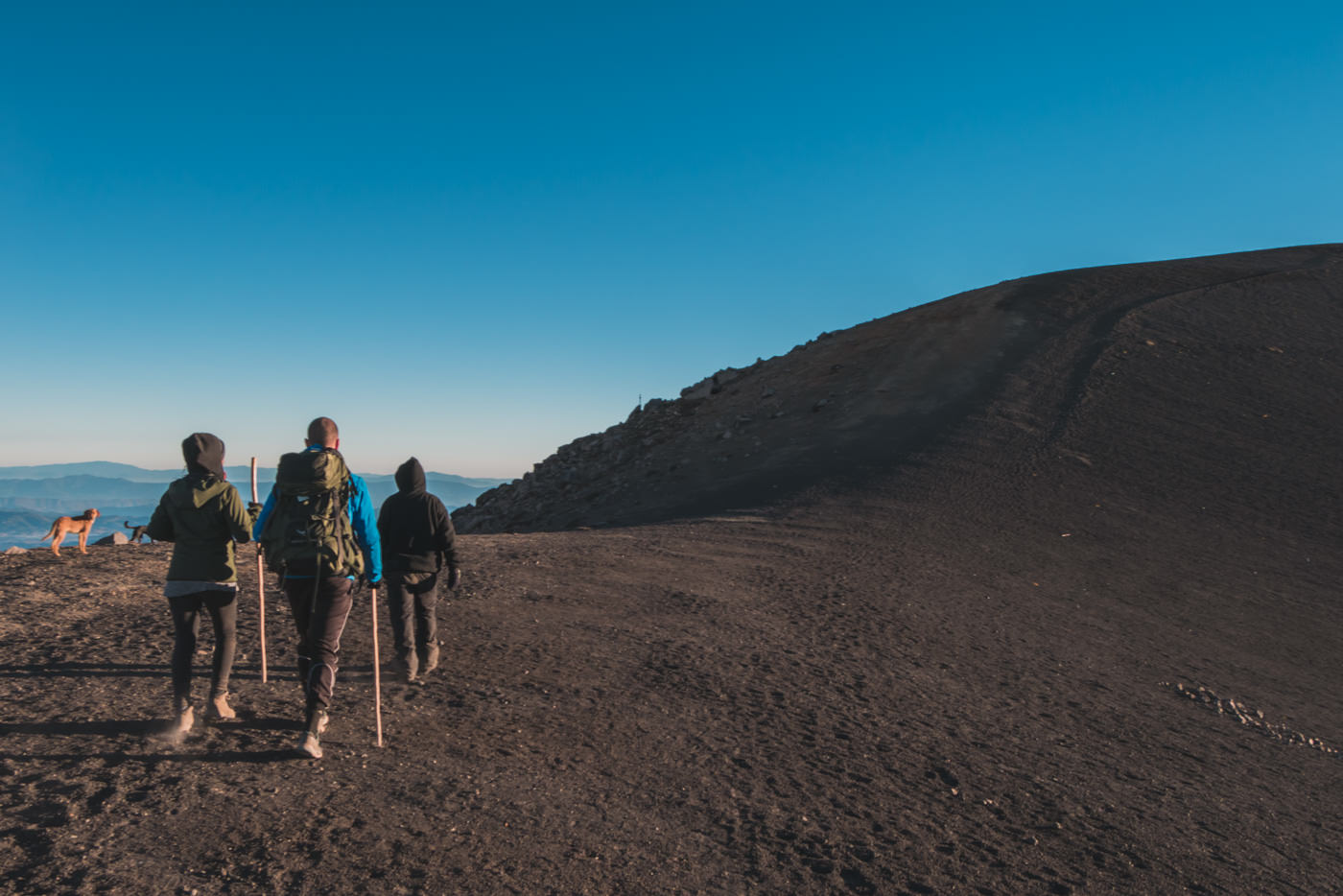 Wandern am Kraterrand des Vulkans Acatenango