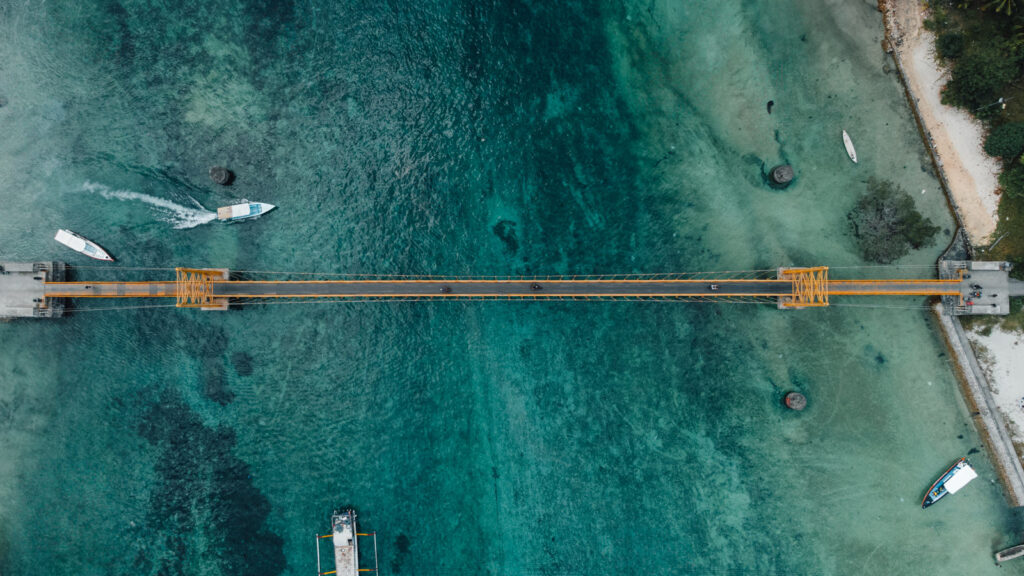 Die gelbe Brücke, die Nusa Lembongan und Nusa Cenida miteinander verbindet