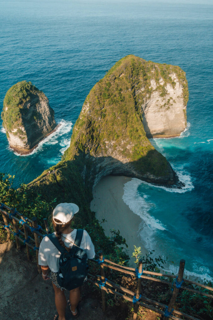 Julia blickt auf den Kelingking Beach auf Nusa Penida