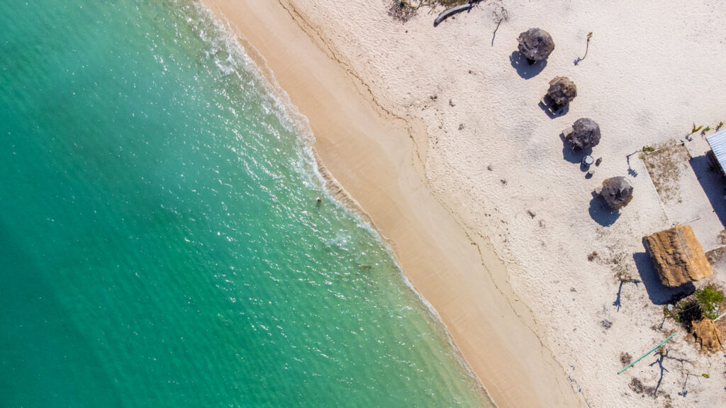 Drohnenaufnahme von Stränden im Süden von Lombok