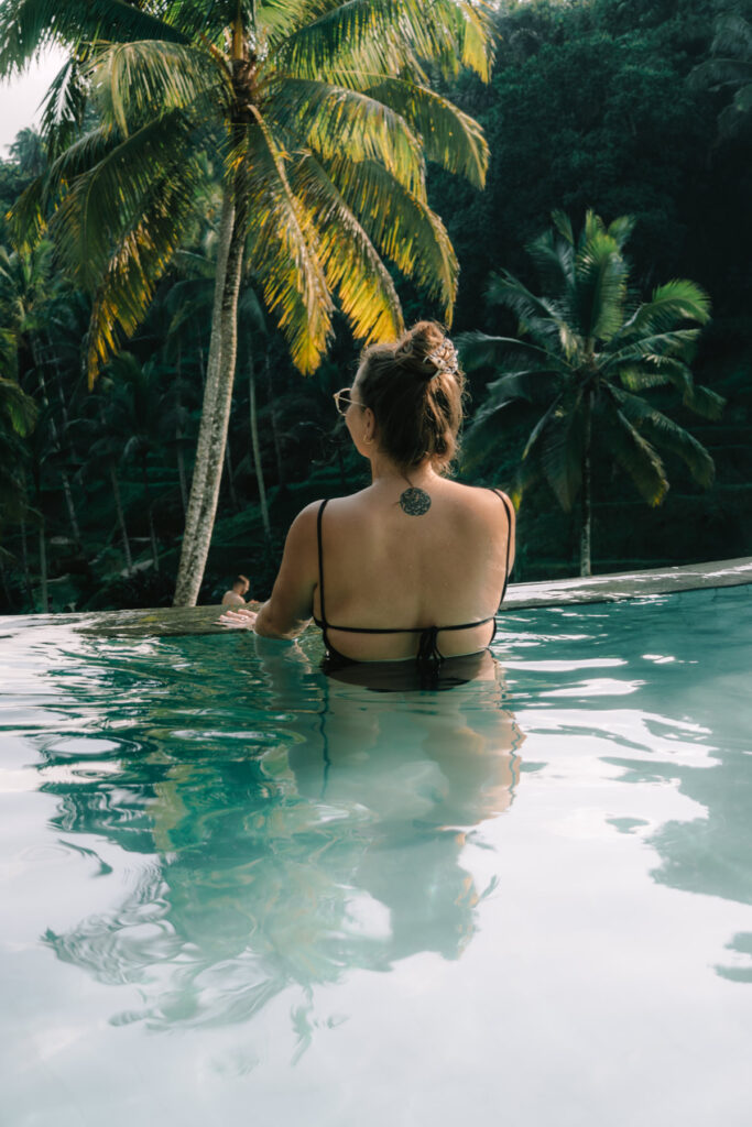 Julia im Infinitypool auf Bali