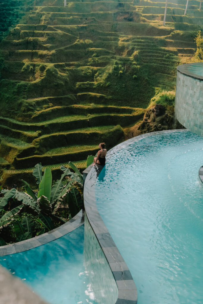 Julia im Infinitypool des Cretya auf Bali