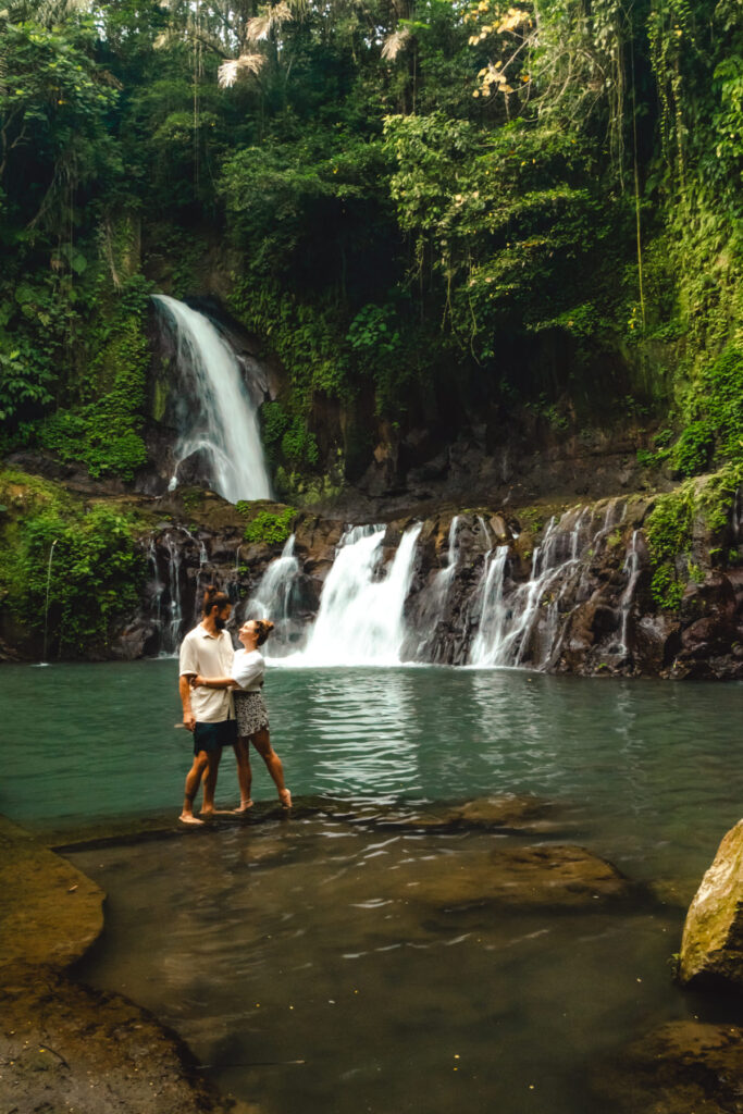 Wir vor einem Wasserfall auf Bali