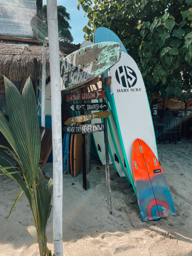 Surfboards zum Ausleihen am Strand