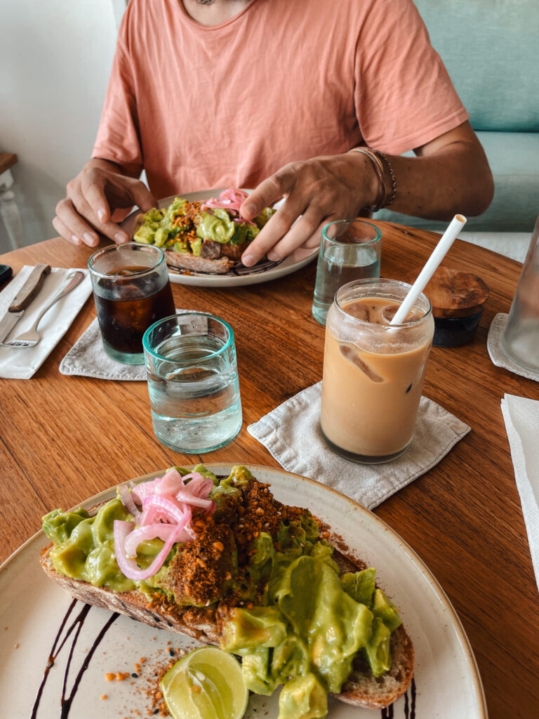 Avobrot und Kaffee im Kenza in Kuta auf Lombok