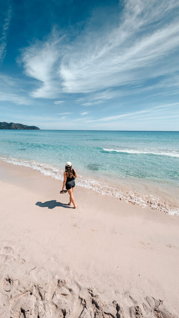 Julia am Strand von Cala Millor auf Mallorca