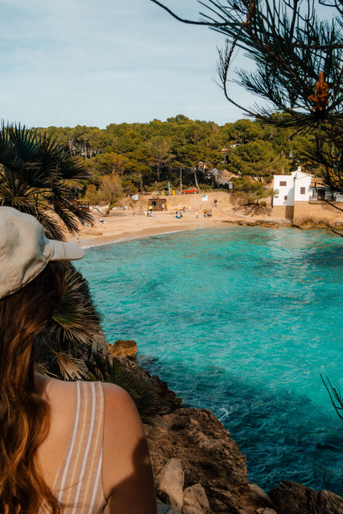 Julia blickt auf die Bucht Cala Gat auf Mallorca