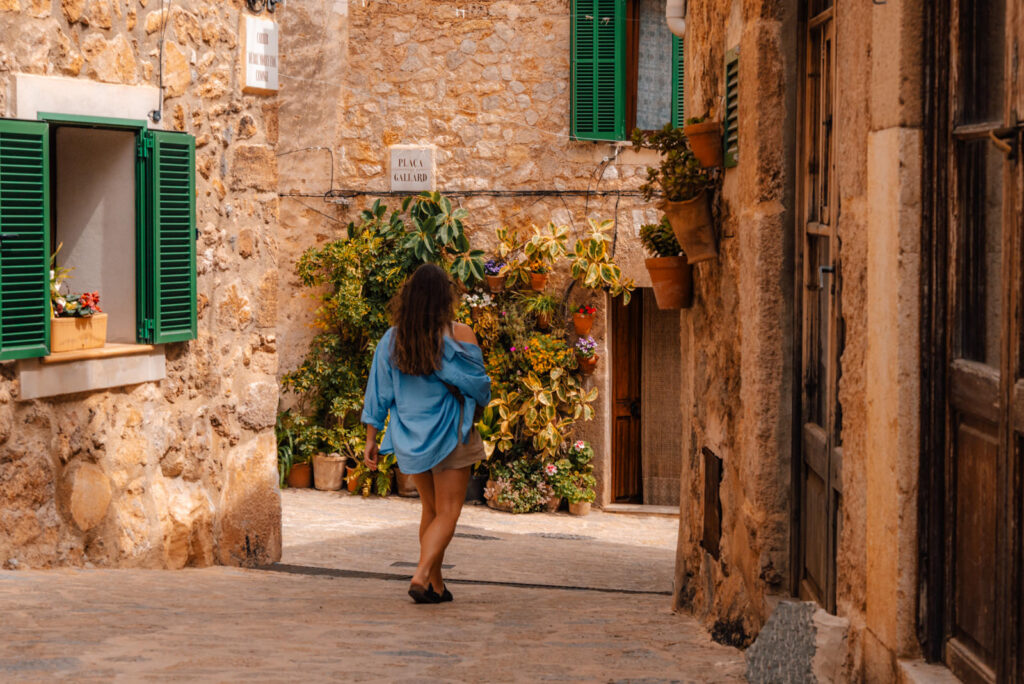 Julia läuft durch die Gassen von Valldemossa