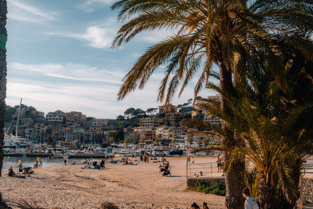 Strand in der Bucht von Port de Sóller auf Mallorca