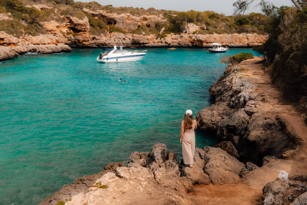 Julia blickt auf die Bucht Cala Sa Nau auf Mallorca