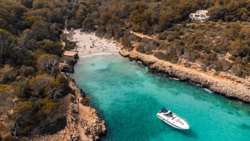 Drohnenaufnahme der Cala Sa Nau auf Mallorca