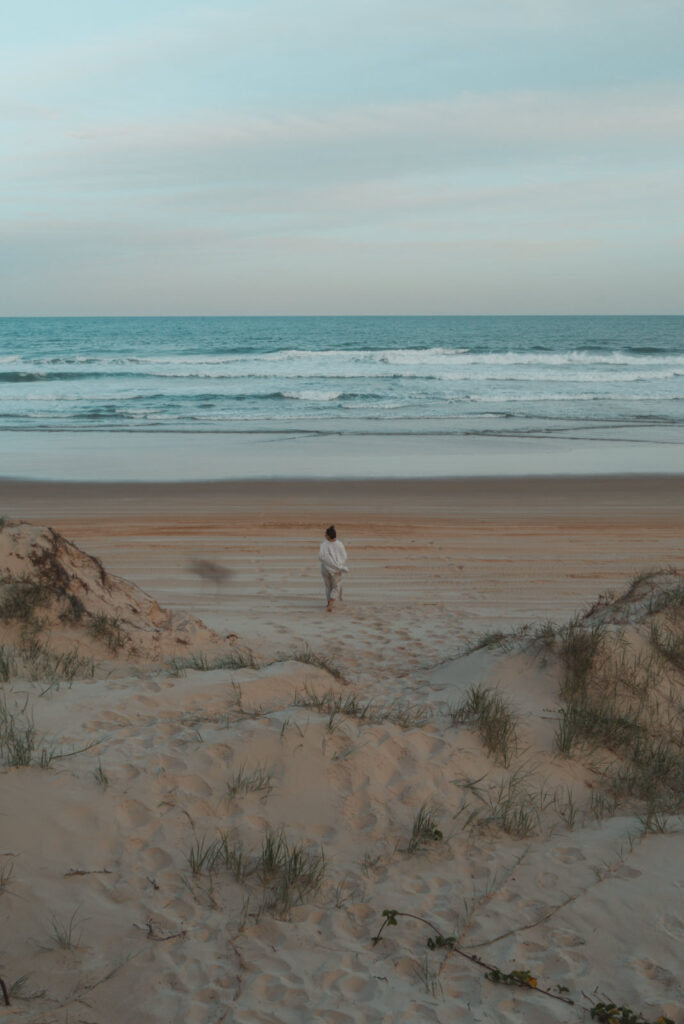 Julia am Strand von K'gari Island - die größte Sandinsel der Welt