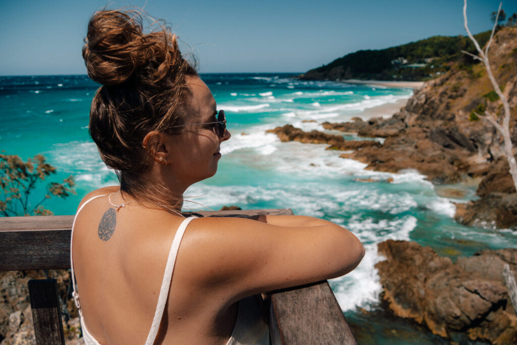 Julia blickt auf die Küste bei Byron Bay