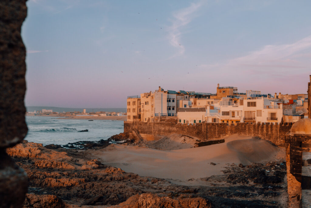 Blick auf Essaouira bei untergehender Sonne