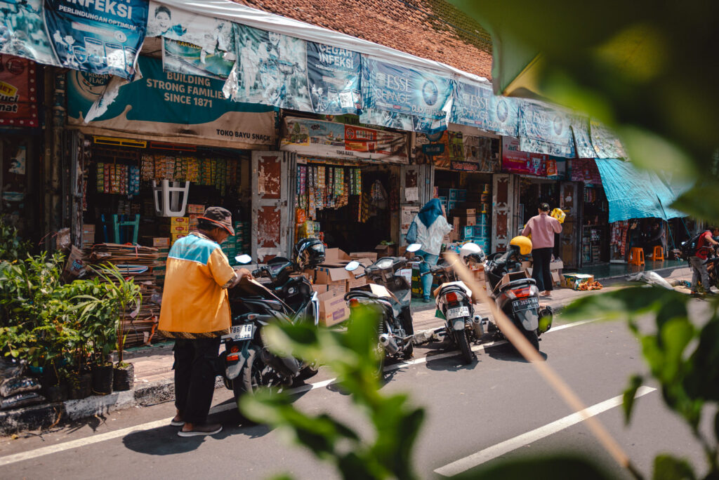 Buntes Treiben auf den Straßen von Yogayakarta auf der Insel Java