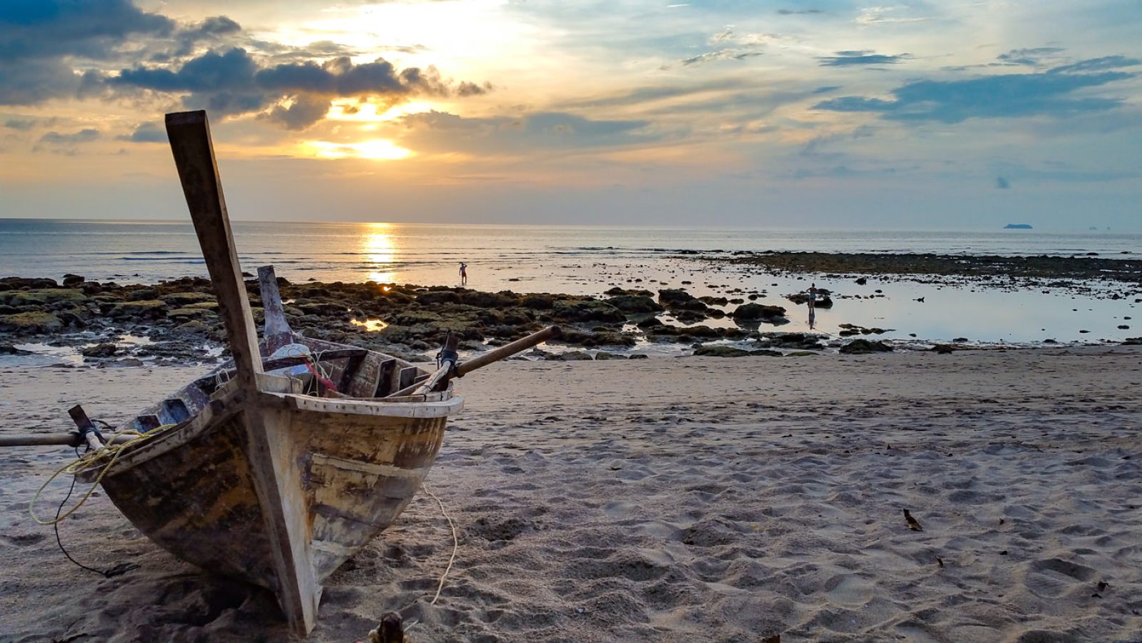 Longtailboot am Strand auf Koh Lanta