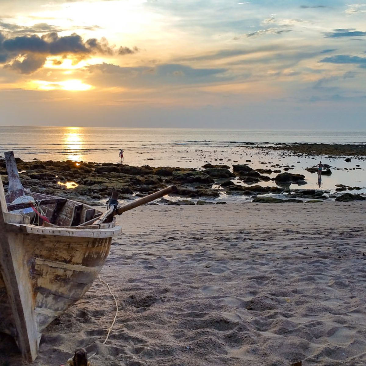 Longtailboot am Strand auf Koh Lanta