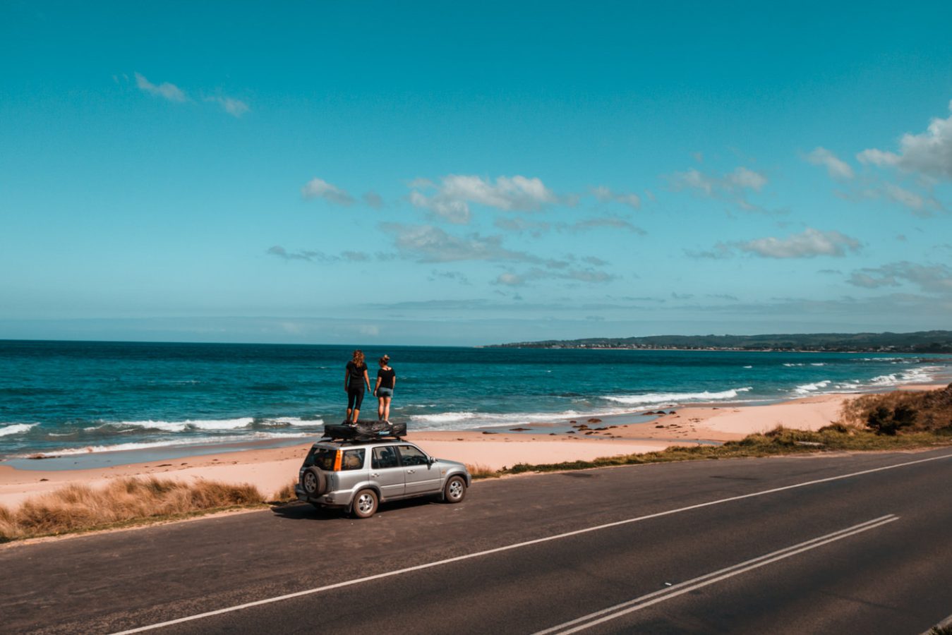 Wir stehen auf dem Auto an der Great Ocean Road