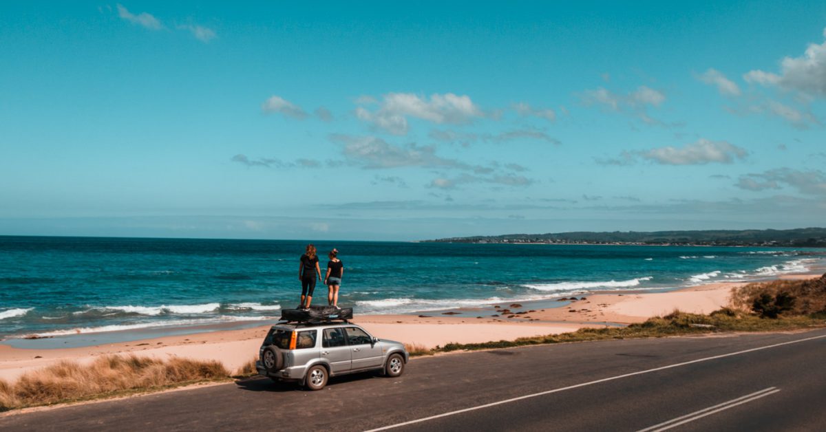 Wir stehen auf dem Auto an der Great Ocean Road