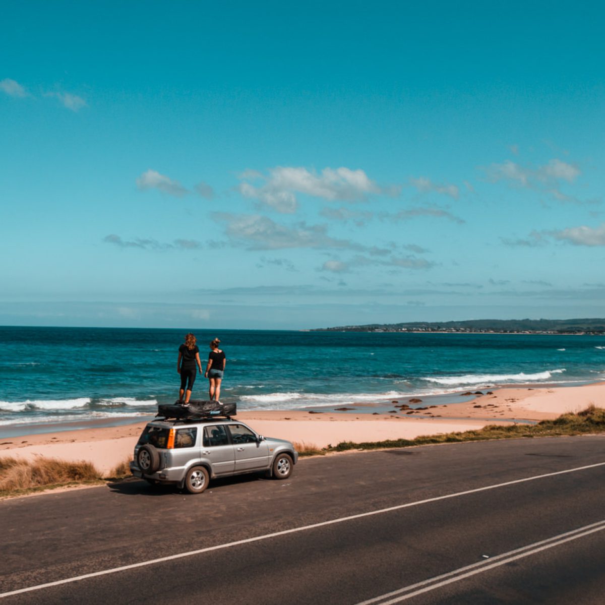 Wir stehen auf dem Auto an der Great Ocean Road