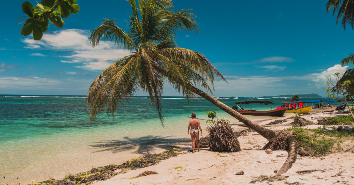 Julia am Strand von Cayo Zapatilla in Panama