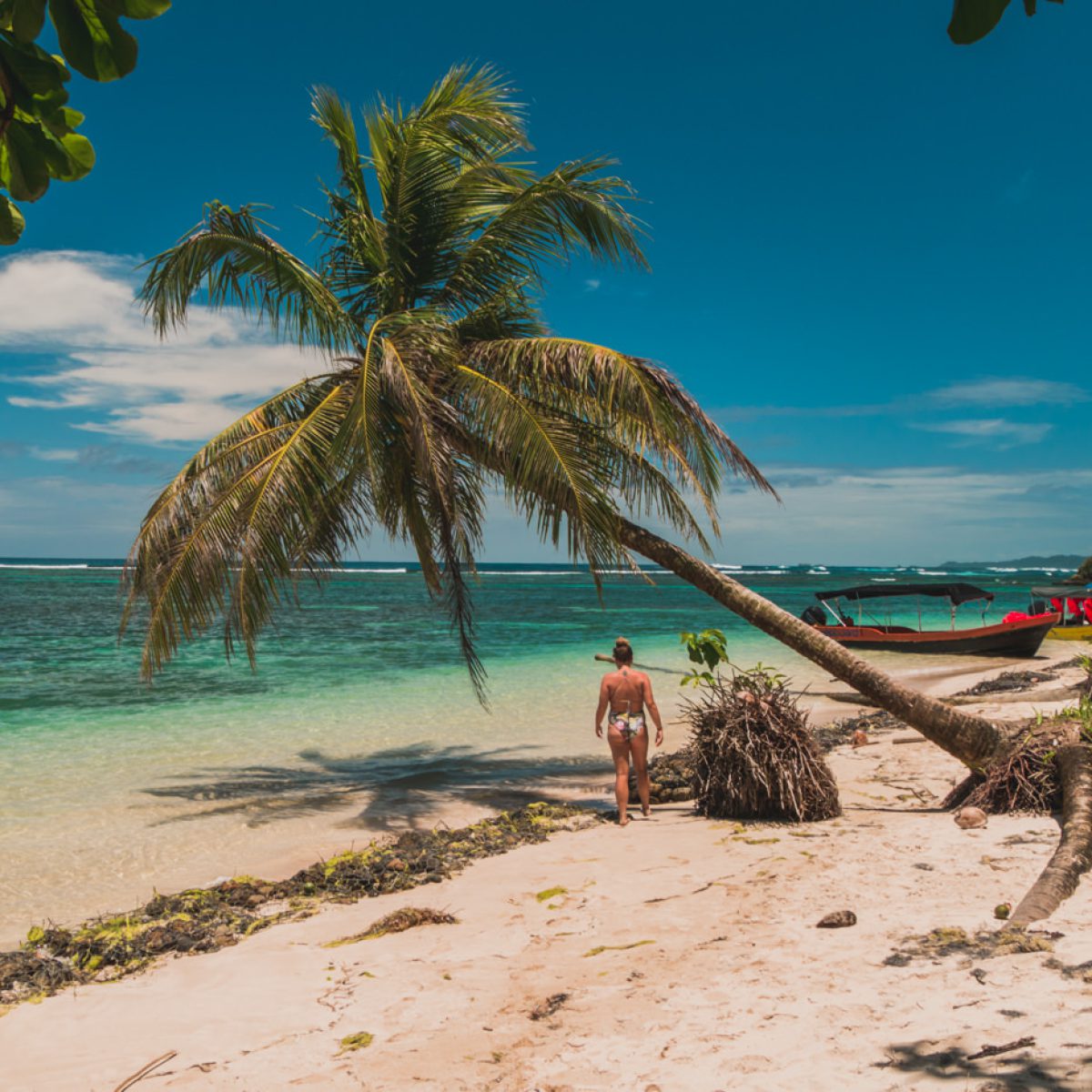 Julia am Strand von Cayo Zapatilla in Panama