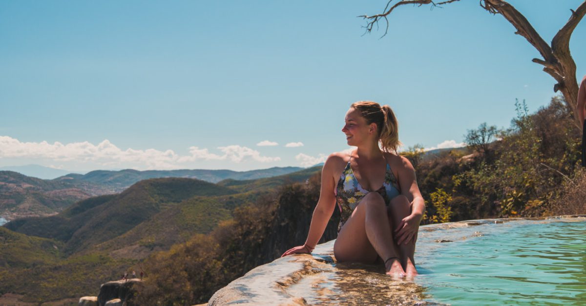 Julia am Rand des Hierve el Auga - Oaxaca, Mexiko