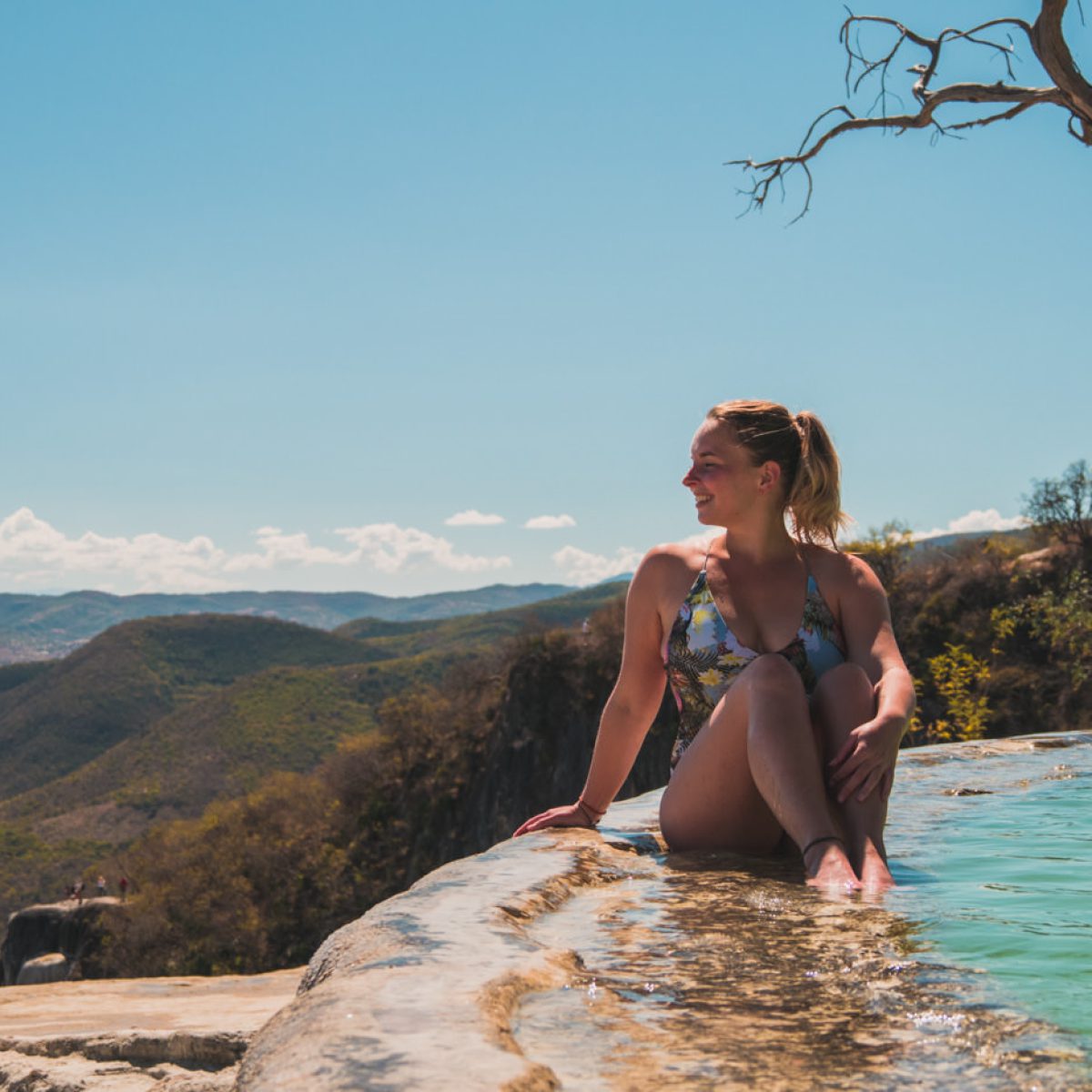 Julia am Rand des Hierve el Auga - Oaxaca, Mexiko