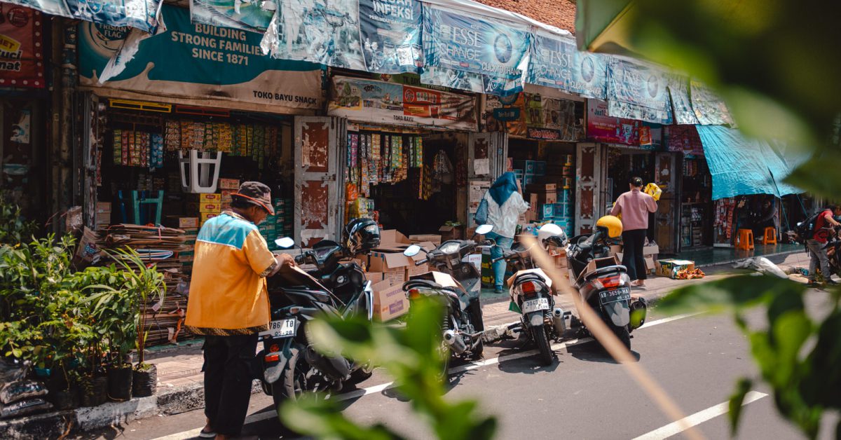 Buntes Treiben auf den Straßen von Yogayakarta auf der Insel Java