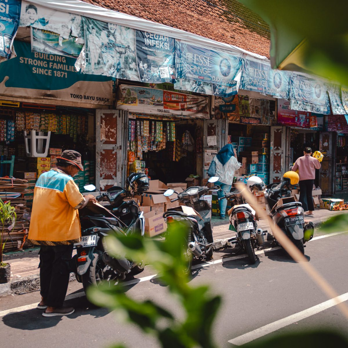 Buntes Treiben auf den Straßen von Yogayakarta auf der Insel Java