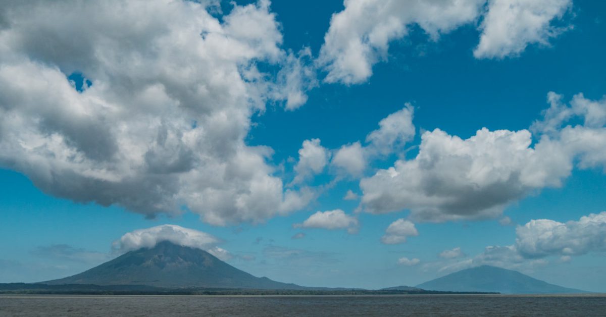 Blick auf die Insel Ometepe und die zwei Vulkane