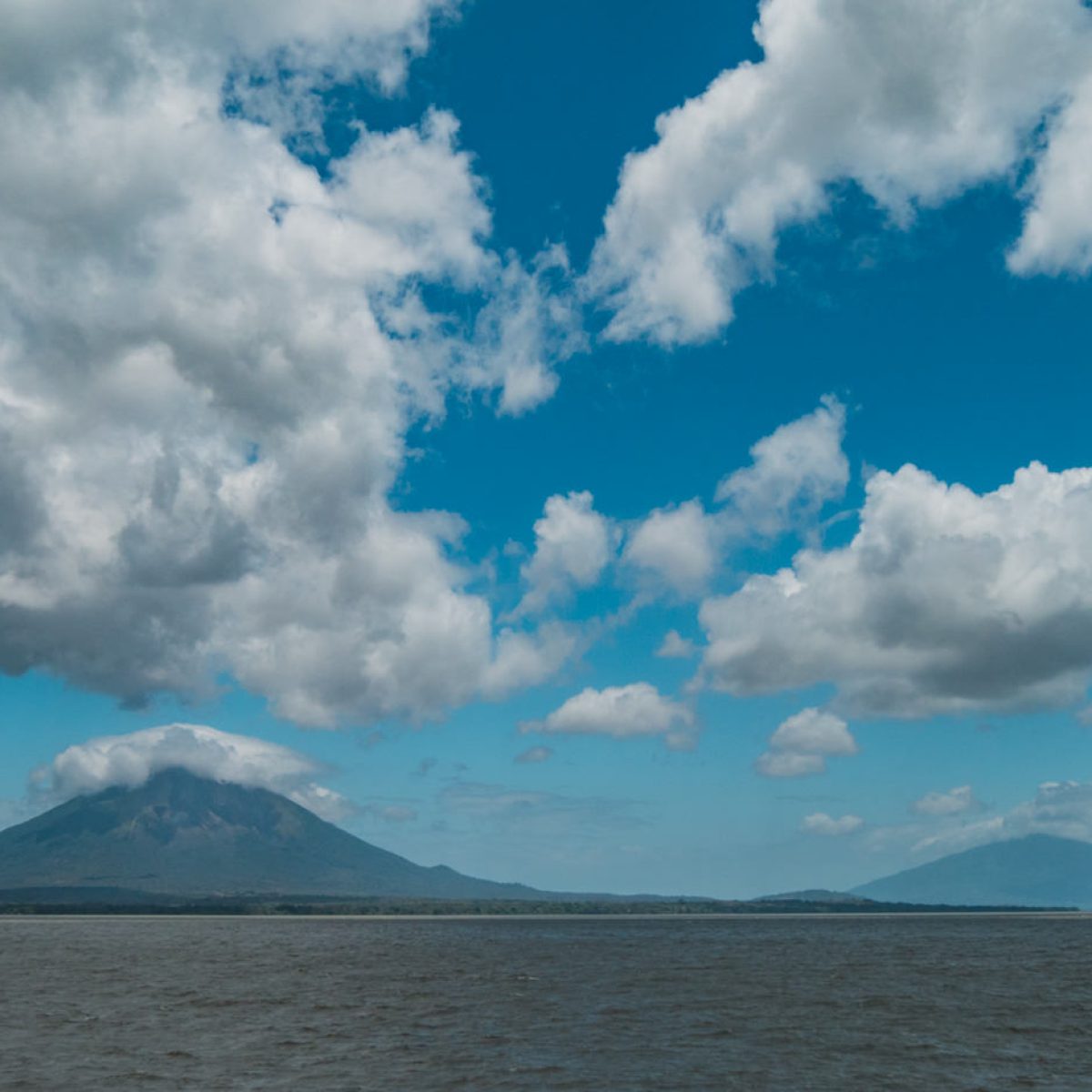 Blick auf die Insel Ometepe und die zwei Vulkane