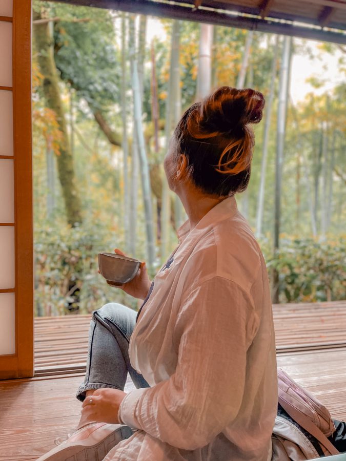 Julia trinkt Matcha in Japan