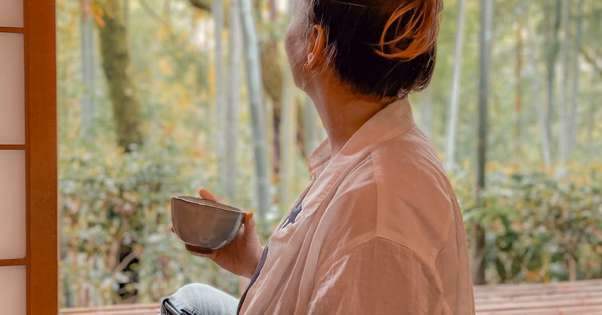 Julia trinkt Matcha in Japan