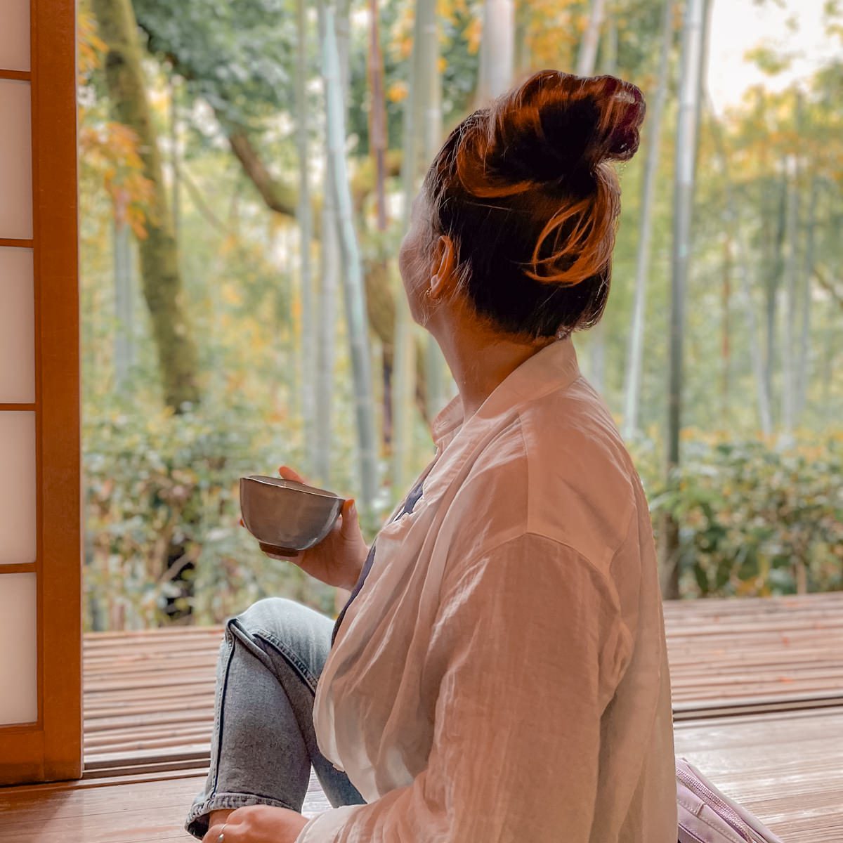 Julia trinkt Matcha in Japan