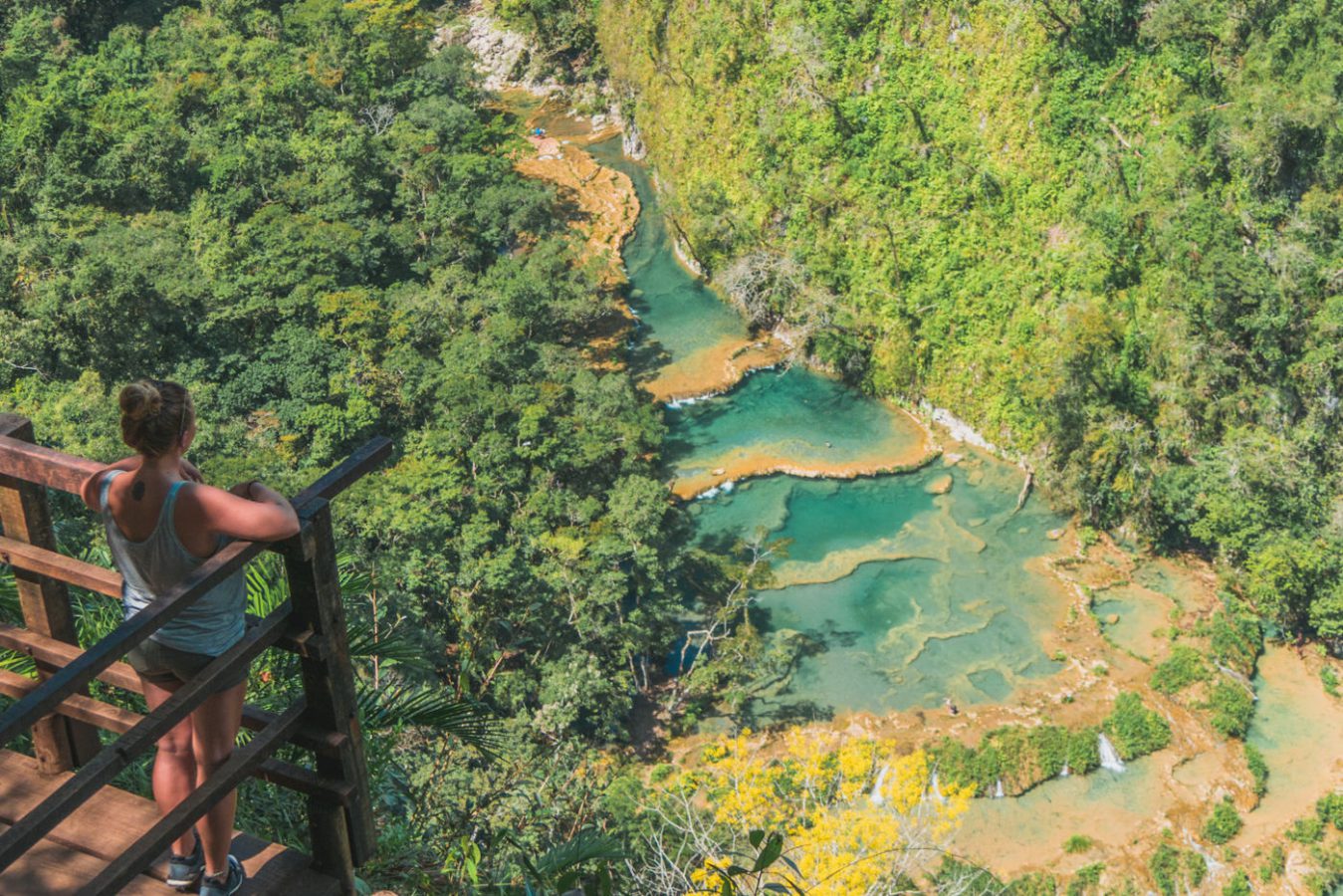 Julia blickt auf die Pools von Semuc Champey