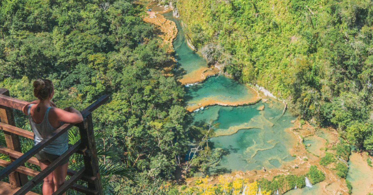 Julia blickt auf die Pools von Semuc Champey