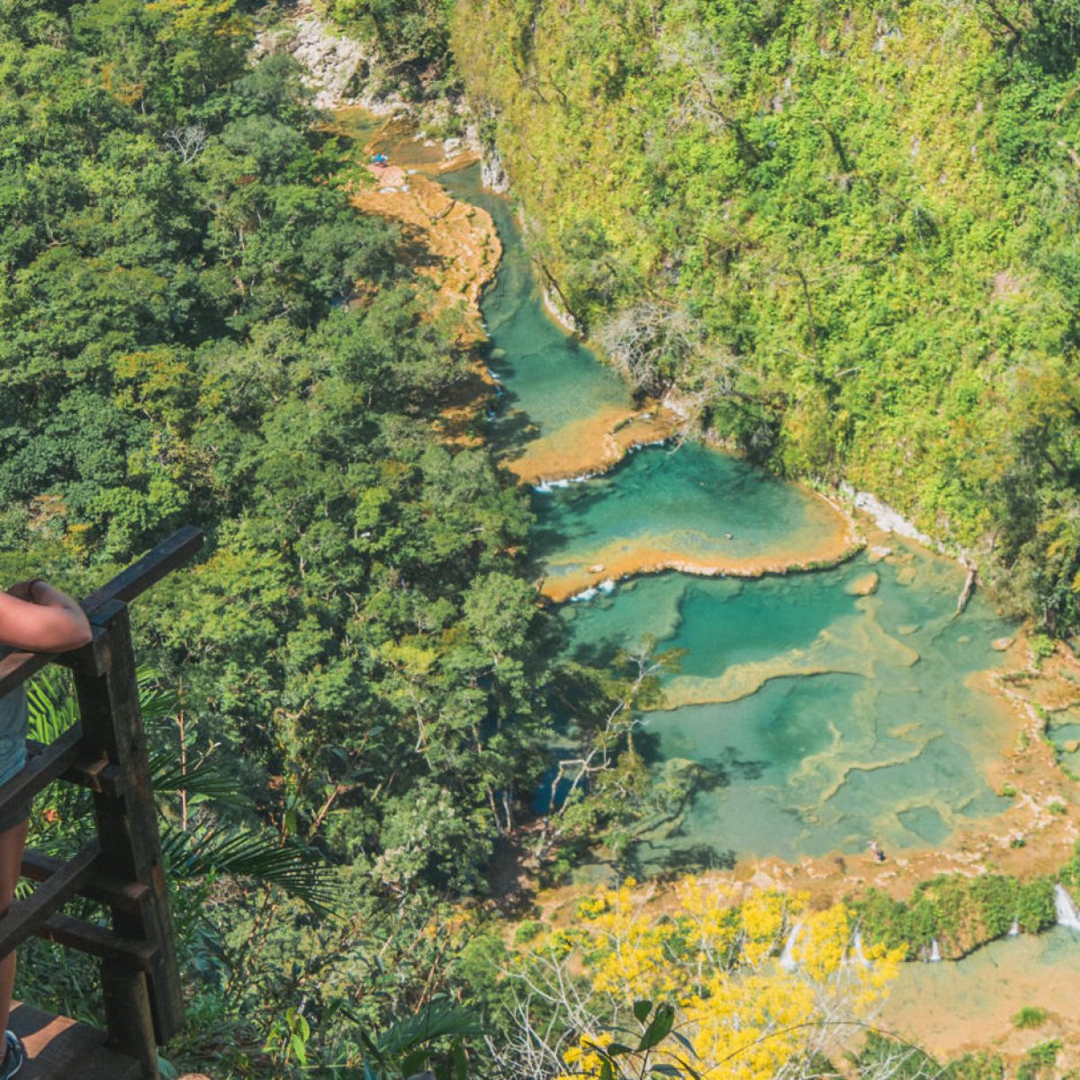 Julia blickt auf die Pools von Semuc Champey