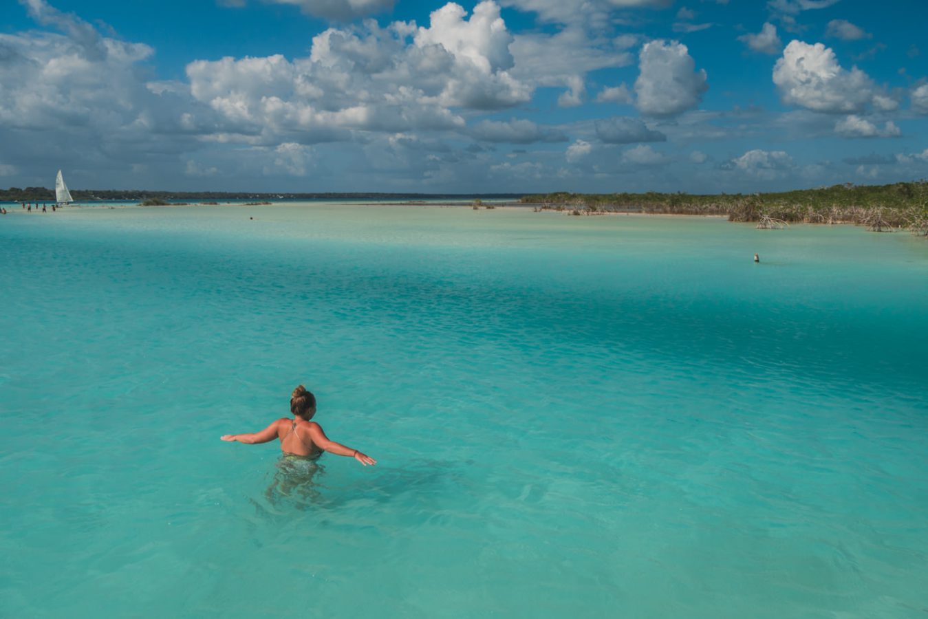 Julia in der Lagune von Bacalar