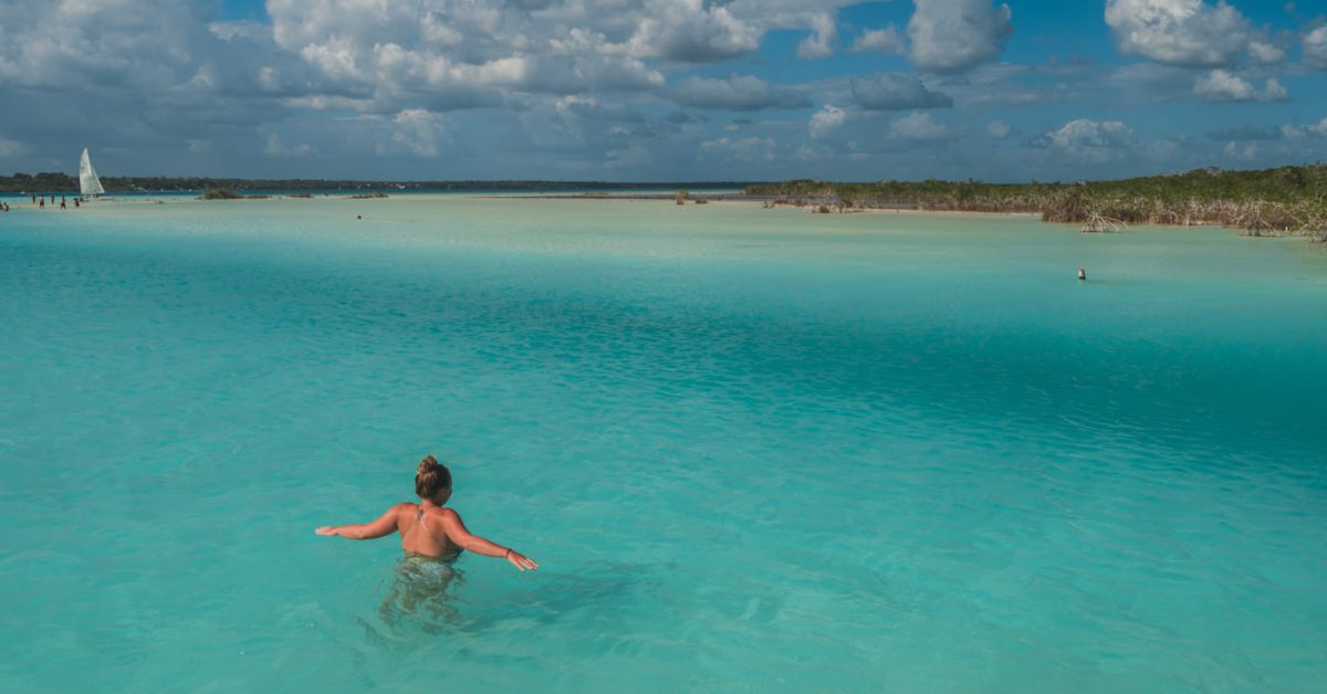 Julia in der Lagune von Bacalar