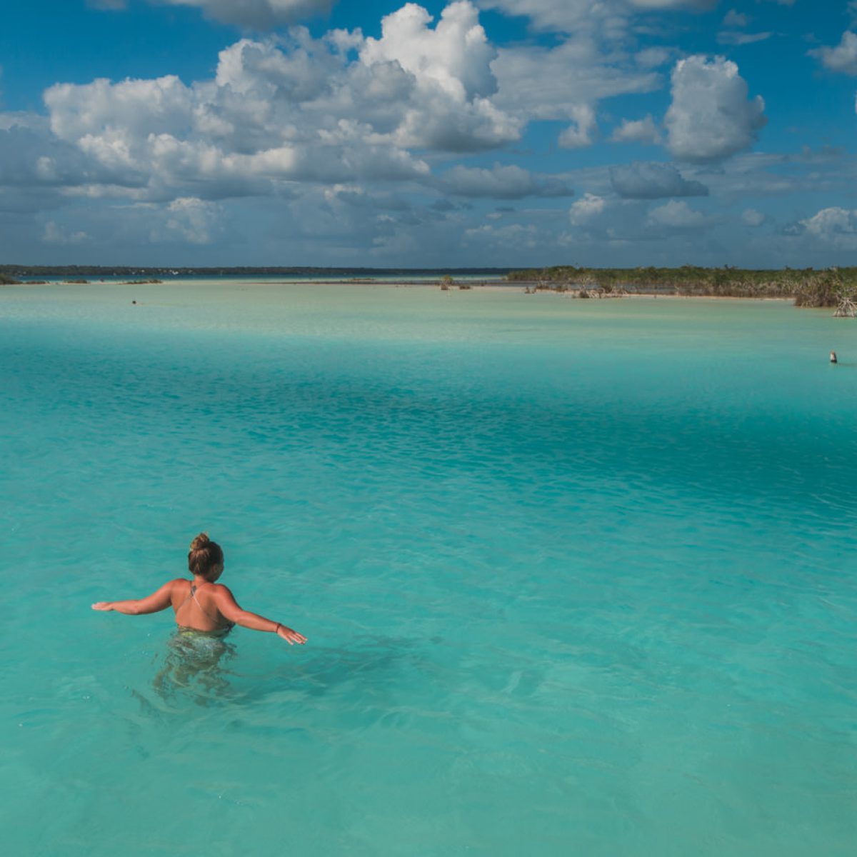 Julia in der Lagune von Bacalar