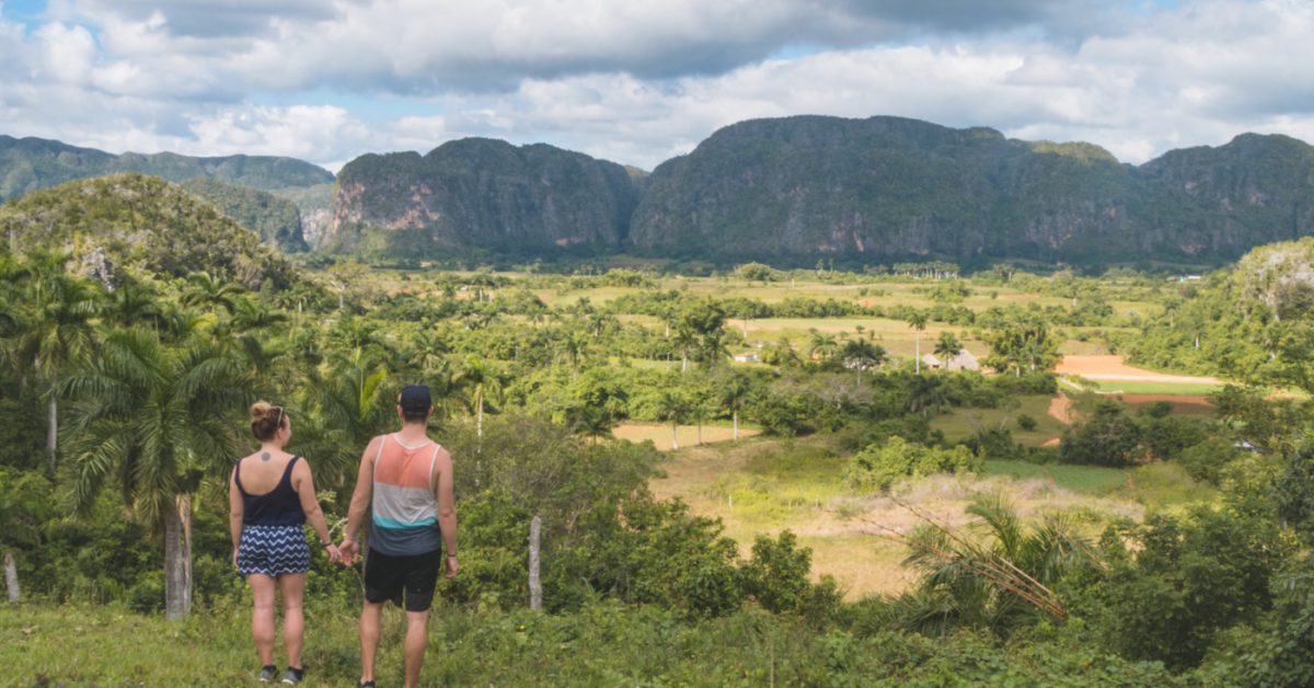 Julia und Matthias beim Blick in das Vinales Tal