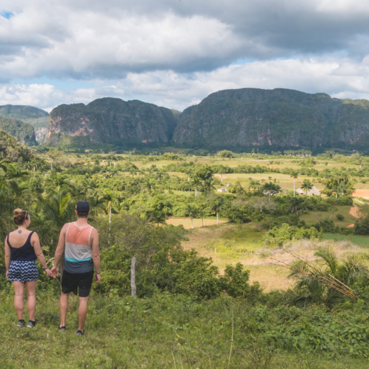 Julia und Matthias beim Blick in das Vinales Tal