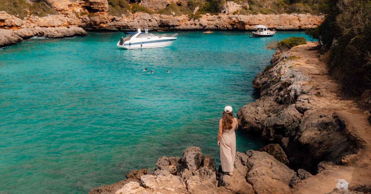 Julia blickt auf die Bucht Cala Sa Nau auf Mallorca