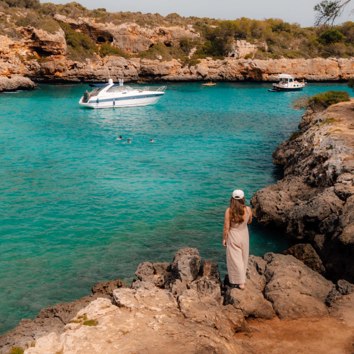 Julia blickt auf die Bucht Cala Sa Nau auf Mallorca