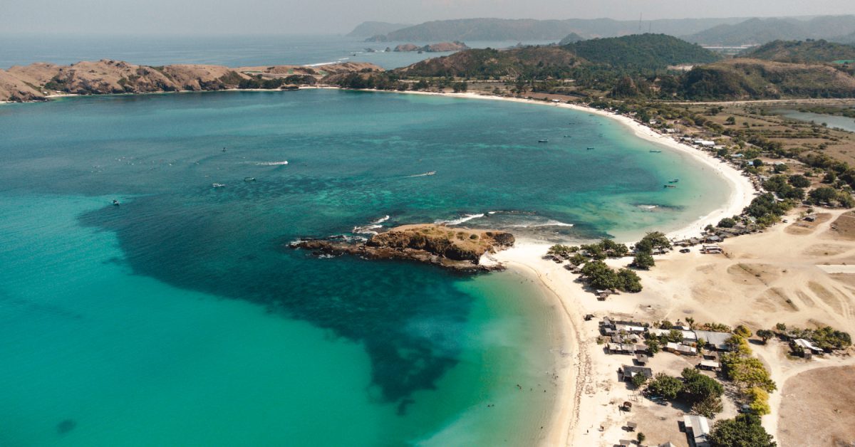 Drohnenaufnahme von Stränden im Süden von Lombok